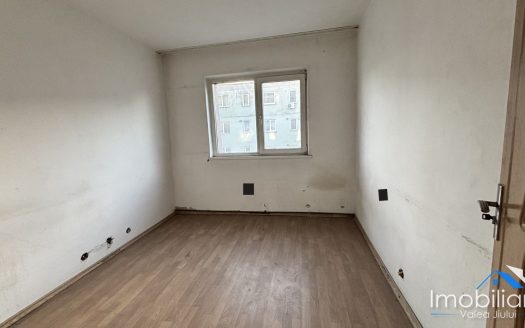 Apartament 4 camere decomandate, Petroșani | 77 mp | Bloc izolat