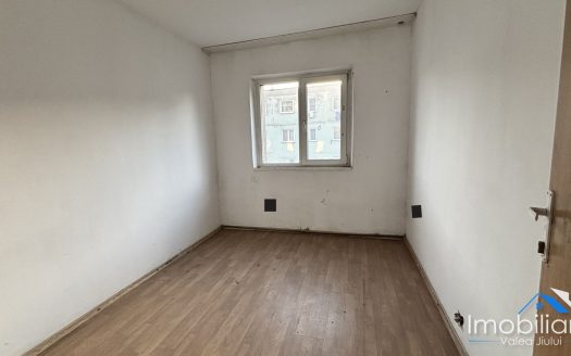 Apartament 4 camere decomandate, Petroșani | 77 mp | Bloc izolat