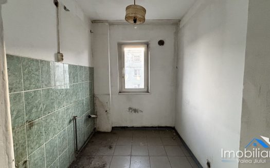 Apartament 4 camere decomandate, Petroșani | 77 mp | Bloc izolat