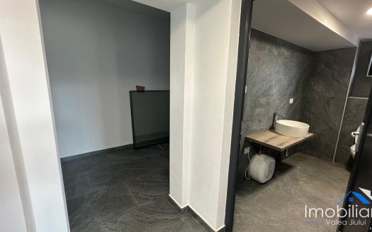 Hală / spațiu comercial de închiriat – Petroșani, str. Livezeni (lângă Baril)