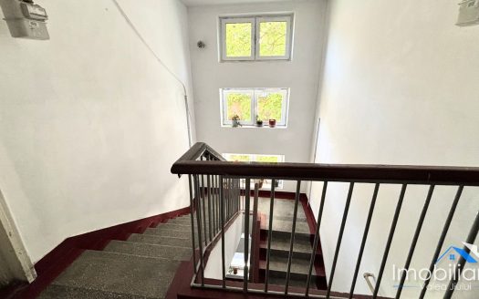 Apartament 2 camere – Petrosani | Str. Constructorul | Etaj 2/2 | Bloc anvelopat