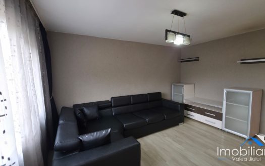 Garsonieră modernă, complet renovată, etaj 2 – Lupeni | Aproape de Primărie
