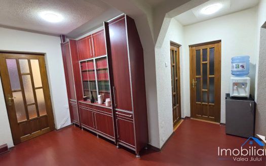 Casă cu teren generos și afacere proprie – 1.500 mp, Lupeni, drumul spre Straja